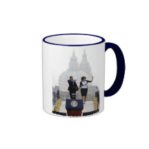 Barack and Michelle in Prague Mugs