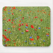 Sommerfeld mit roten und blauen Blumen Mousepad