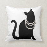 黒猫と宝石　クッション CUSHION<br><div class="desc">黒猫の自然な愛らしさを描いたデザインです。 真珠のネックレスが黒猫の高貴さと愛らしさを引立てています。</div>
