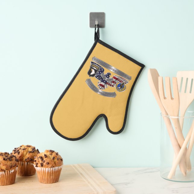101st Airborne Division Veteran Oven Mitt (Insitu(Hanging))