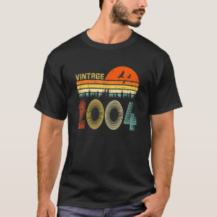 18 Year Old Birthday Vintage Classic Born In 2004 T-Shirt