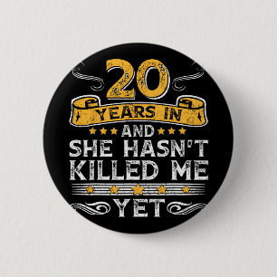 20th Anniversary 20 Years In And She Hasn't Ki 6 Cm Round Badge