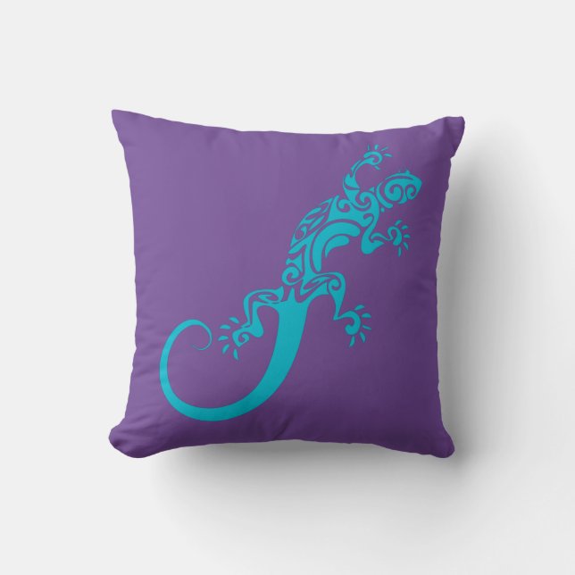 A blue gecko as a pet. Kook Art Throw Pillow (Front)