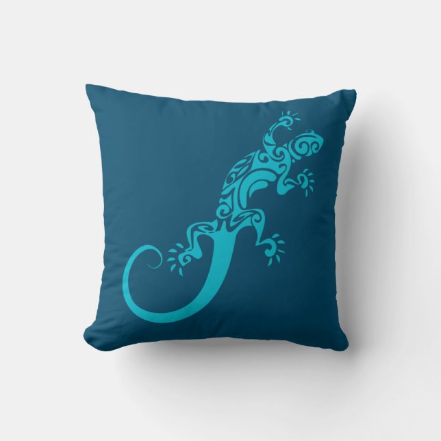 A blue gecko as a pet. Kook Art Throw Pillow (Front)