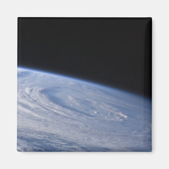 A high-oblique view magnet (Front)