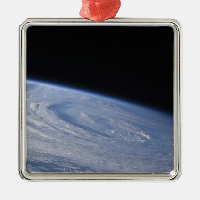 A high-oblique view metal tree decoration (Front)