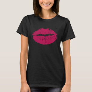 A large kiss red pink tip and a black T-Shirt