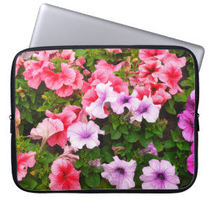 A nature photo is a beautiful petunia flower. Plan Laptop Sleeve