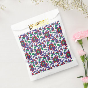 A seamless, symmetrical pattern featuring repeatin favour bags