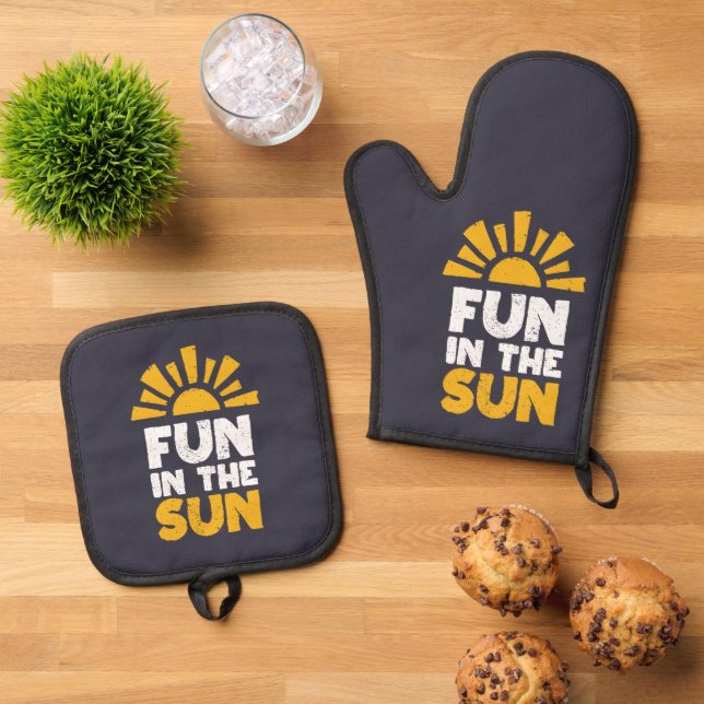 A sign that says fun on the sun oven mitt & pot holder set (Top Down)