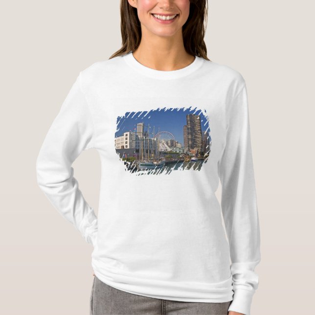 A view of Chicago's Navy Pier 2 T-Shirt (Front)