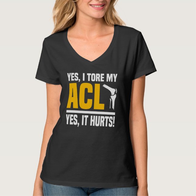 Acl Surgery Tore Knee Yes It's Hurts Reconstructio T-Shirt (Front)