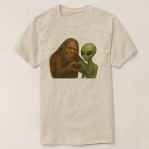 Alien & Bigfoot in Love  Couples   Cryptid Romance T-Shirt