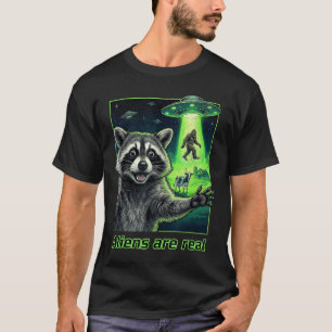 Aliens are real raccoon selfie ufo bigfoot T-Shirt