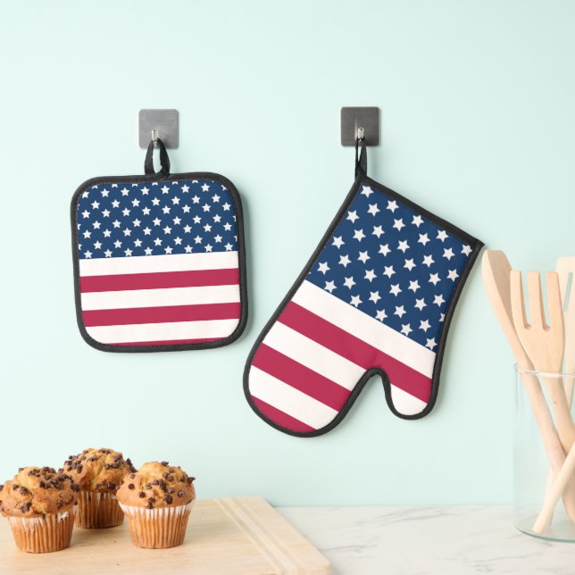 American Flag Stars And Stripes Oven Mitt & Pot Holder Set (Insitu(Hanging))