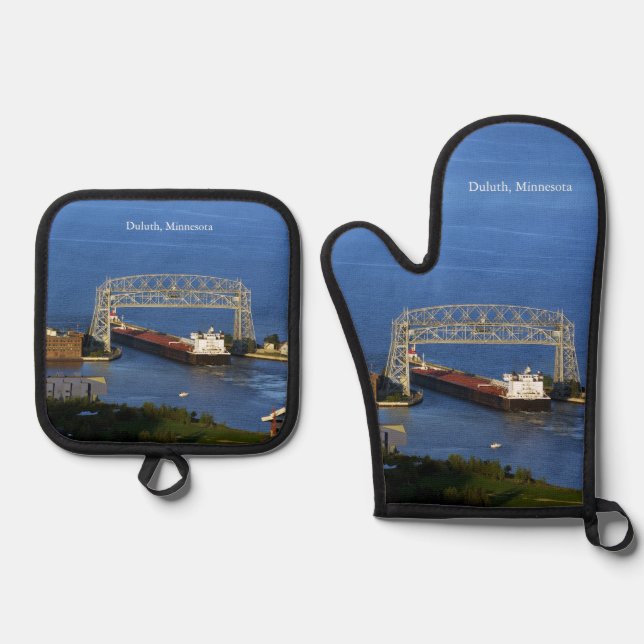 American Integrity departing Duluth, MN Oven Mitt & Pot Holder Set (Front)
