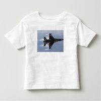 An F-16 Fighting Falcon pulls high G's