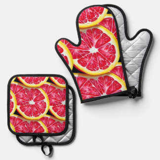 An  oven mitt & pot holder set