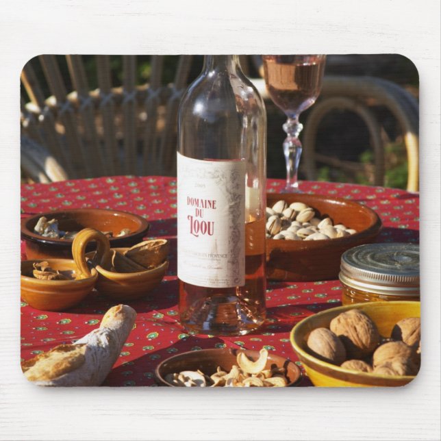 Aperitif and appetizers prepared: bread, olives, mouse pad (Front)