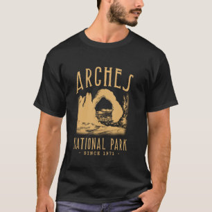 ARCHES NATIONAL PARK, UTAH. CAMPING, HIKER, VINTAG T-Shirt