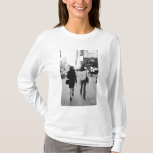 Asia, Japan, Tokyo. Young women on the Ginza. T-Shirt