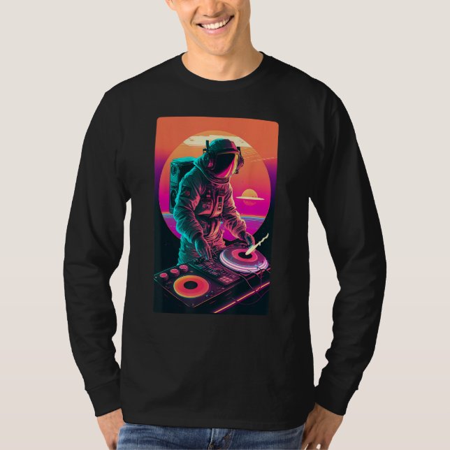 Astronaut DJ DJing in Space EDM cool Vaporwave Gra T-Shirt (Front)