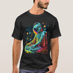 Astronaut DJ Playing Turntables in Space EDM cool  T-Shirt
