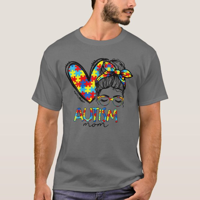 Autism Mum Heart Messy Bun Sunglasses Bandanna Mot T-Shirt (Front)