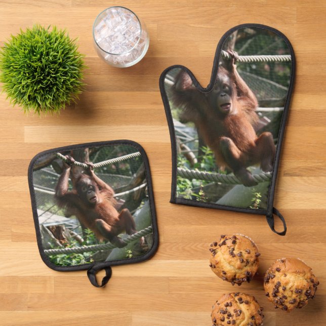 Baby Orangutan - Hang in there Oven Mitt & Pot Holder Set (Top Down)