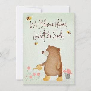 Bär gießt Blumen im Garten in Gummistiefeln