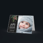 Bayas Rojas | Feliz Navidad Holiday Card<br><div class="desc">Diseño moderno con una ilustración dibujados a mano y tipografía</div>