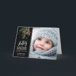 Bayas Rojas | Feliz Navidad Holiday Card<br><div class="desc">Diseño moderno con una ilustración dibujados a mano y tipografía</div>