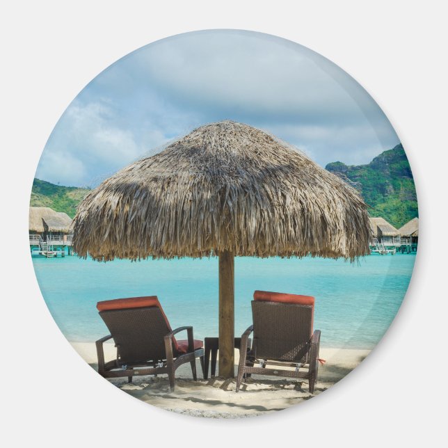 Beach on Bora Bora round magnet (Front)
