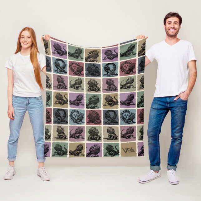 Bearded Dragon Gift Blanket, Cosy Reptile Lover Fleece Blanket (In Situ)