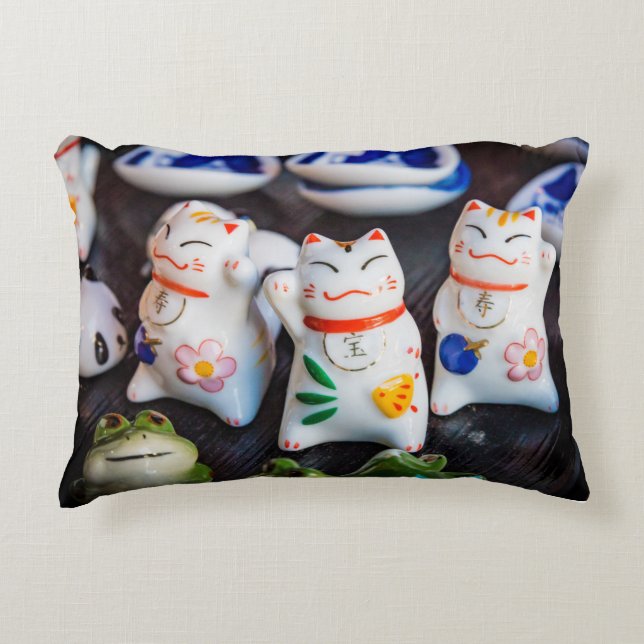 Beckoning cat figurines decorative cushion (Front)