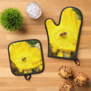 Bee Bathed in Yellow Oven Mitt & Pot Holder Set