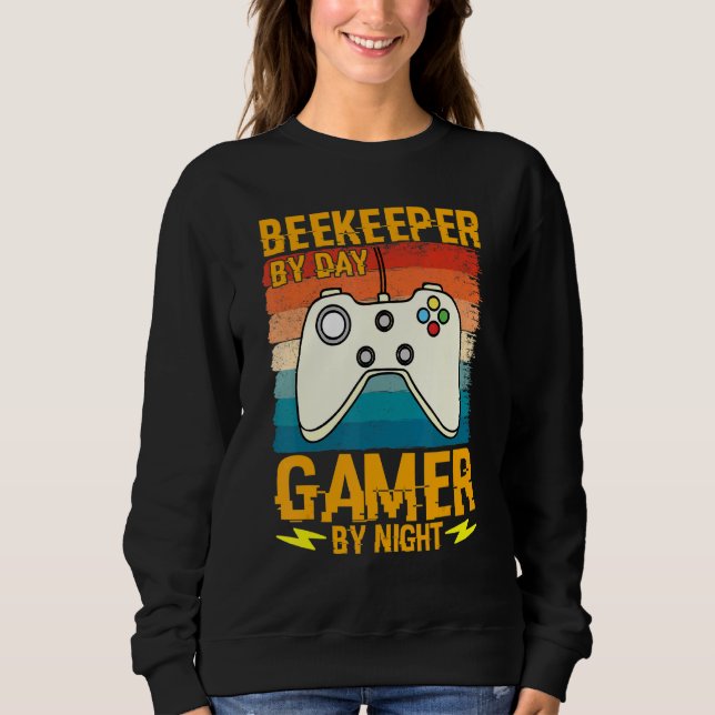 Beekeeper By Day Gamer By Night Humor Joke Honeyco Sweatshirt (Front)