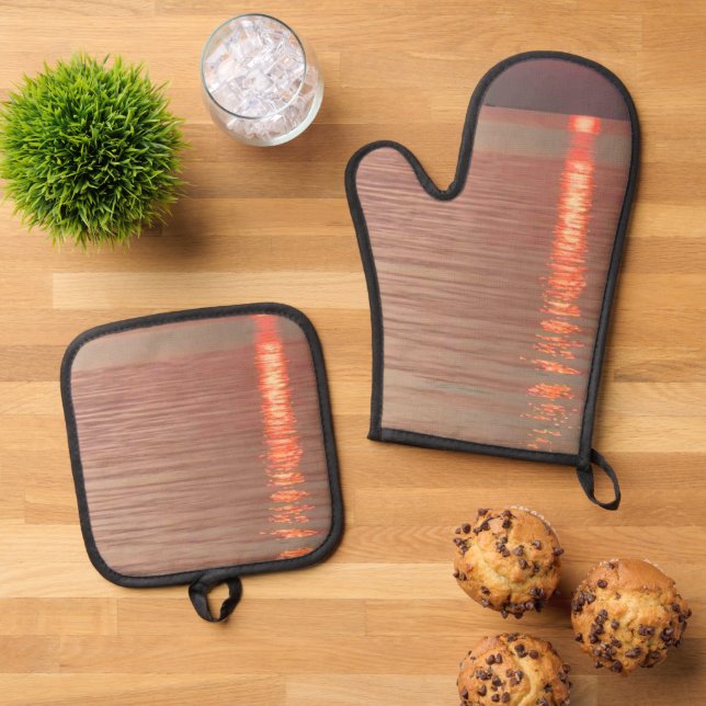 Best Solid Colour Silver Quilted Heat Protection  Oven Mitt & Pot Holder Set (Top Down)