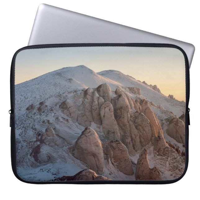 BIG ROCK FORMATIONS COVERED WITH SNOW LAPTOP SLEEVE (Front)