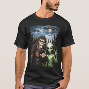 Bigfoot Alien Selfie Rock On Peace Sign Funny UFO T-Shirt