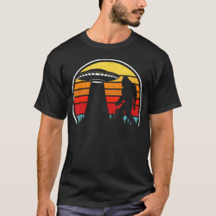 Bigfoot Alien Ufo Flying Saucer Abduction Retro Sa T-Shirt