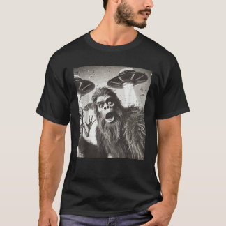 Bigfoot Alien Ufo Selfie Funny Sasquatch Meme Men T-Shirt