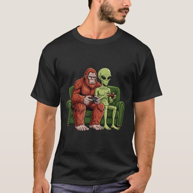 Bigfoot Alien Video Games Gaming Sasquatch Ufo Men T-Shirt (Front)