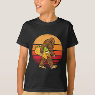 Bigfoot Carrying Taco Funny Cinco De Mayo Boys Men T-Shirt