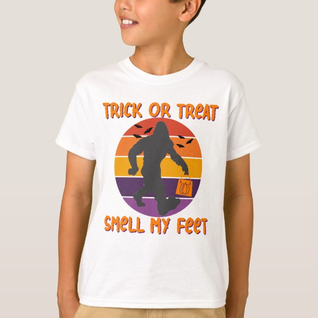 Bigfoot Halloween Trick or Treat Smell My Feet  T-Shirt (Front)