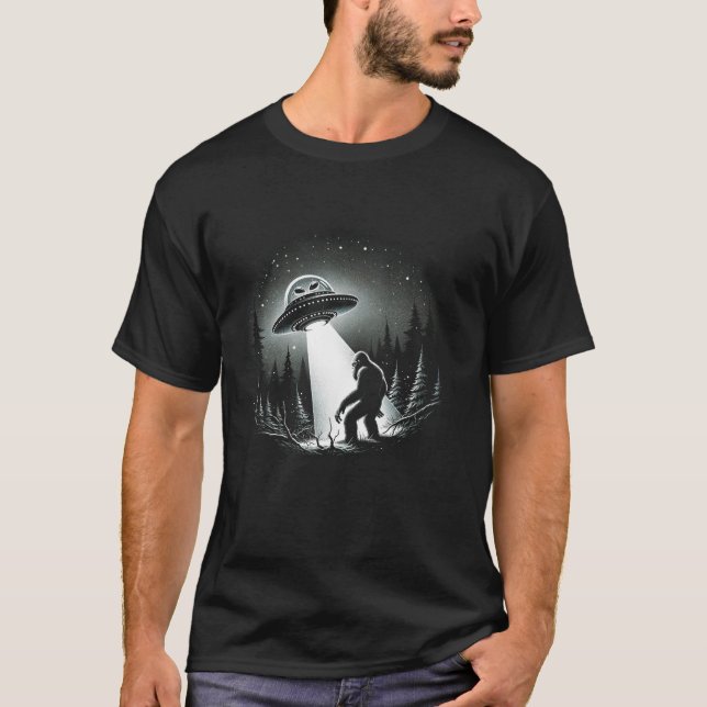 Bigfoot Meets Alien Alien Bigfoot Full Moon Sasqua T-Shirt (Front)