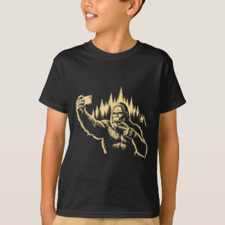 Bigfoot Selfie Funny Sasquatch Peace Sign Cryptid T-Shirt