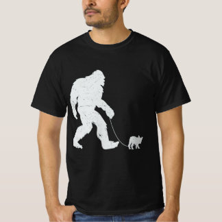 Bigfoot Walking a Tiny Dog – Funny Sasquatch Pet H T-Shirt