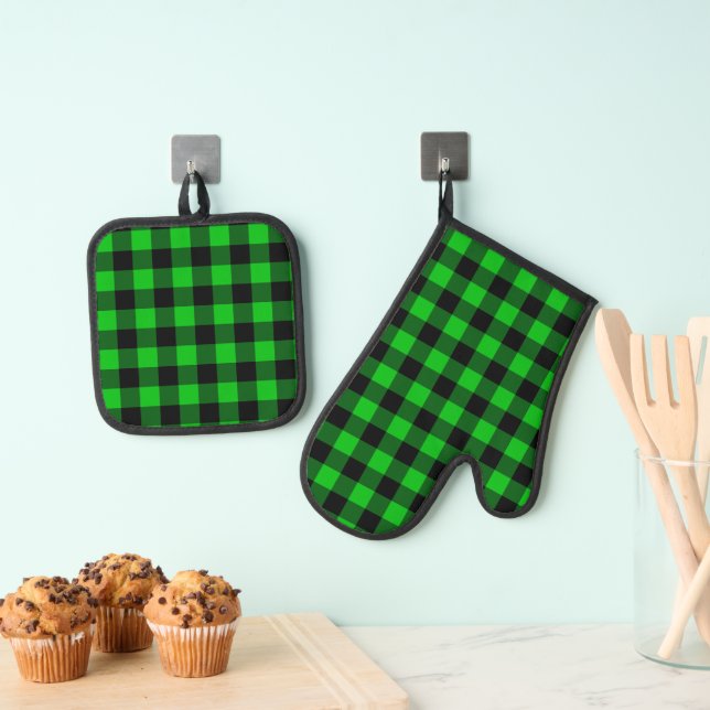 Black and Green Plaid Checked Oven Mitt & Pot Holder Set (Insitu(Hanging))