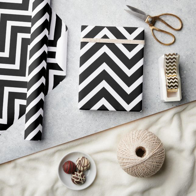 Black And White Chevron Pattern Wrapping Paper (Crafts)